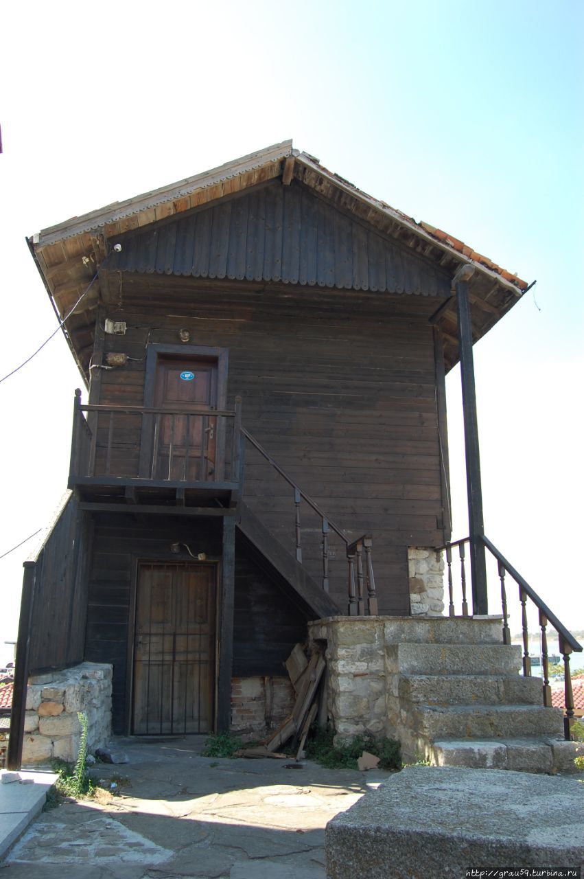 Старая деревянная ветряная мельница на перешейке Несебр, Болгария