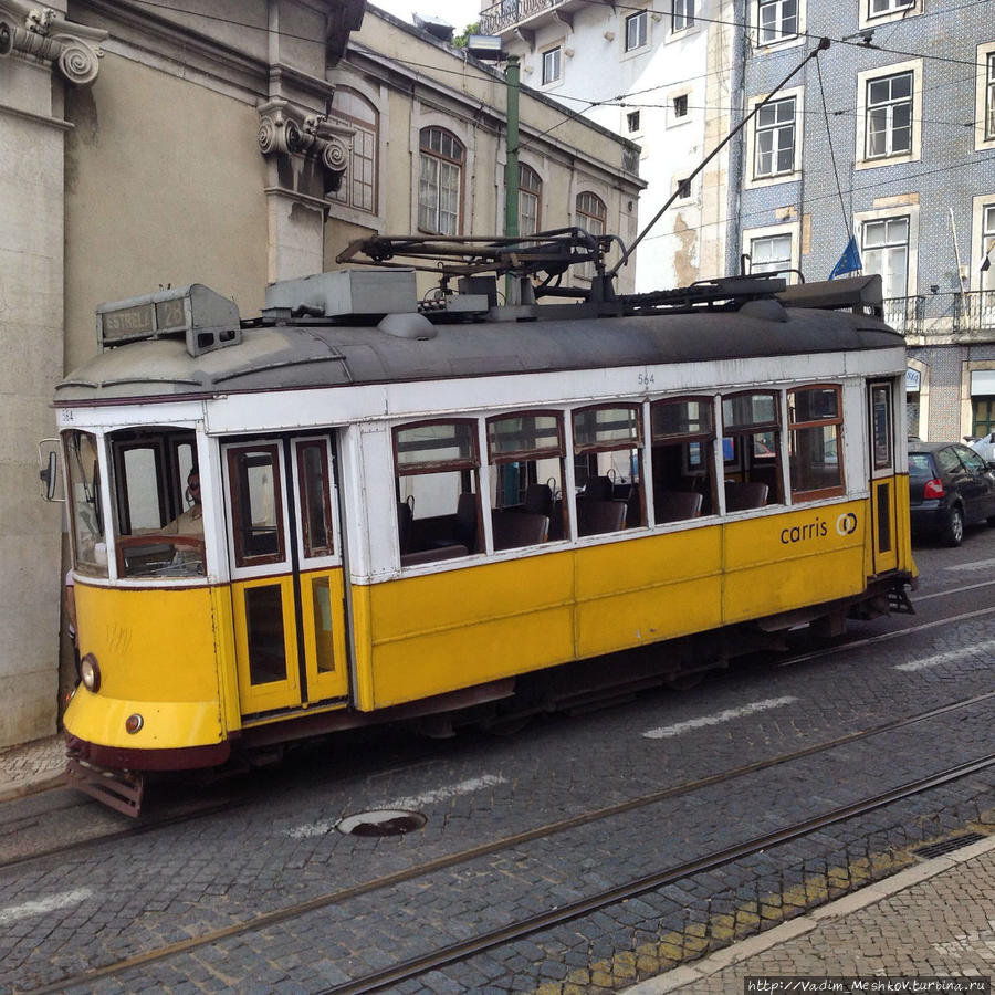 Столетний лиссабонский трамвай — символ города. Лиссабон, Португалия