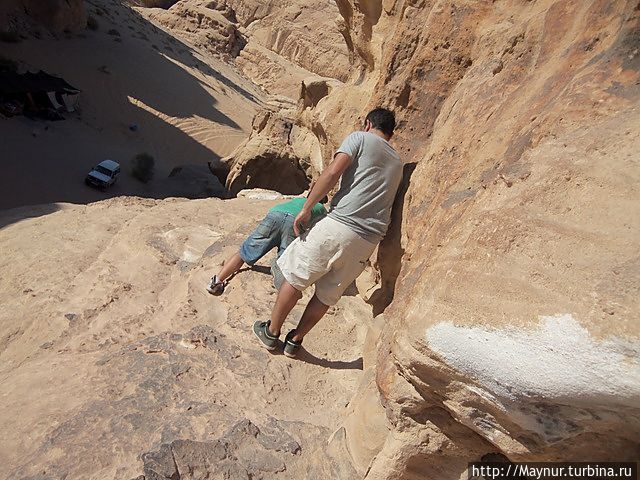 Спуск от скального моста.. Пустыня Вади Рам, Иордания
