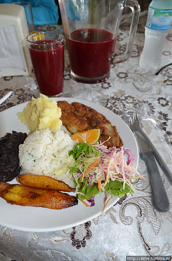 традиционный обед с рыбой (платан, рис, бобы, салат, сок, лимоно-апельсинчик) — это вкусно и питательно. Коста-Рика