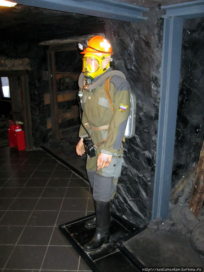 При возникновении нештатных ситуаций на помощь шахтерам спешат горные спасатели. Так выглядит их обмундирование. Кемерово, Россия