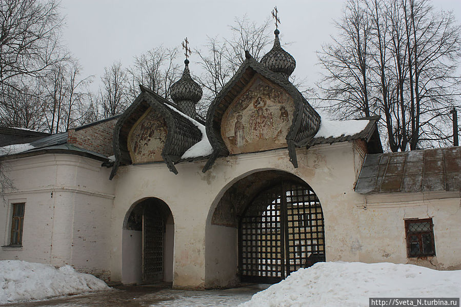 Красивые ворота монастыря Великий Новгород, Россия