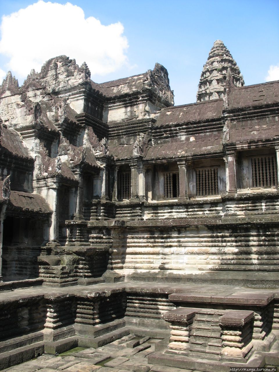 Внутренняя галерея первого уровня Ангкор Вата и опущенный пол для водоема
