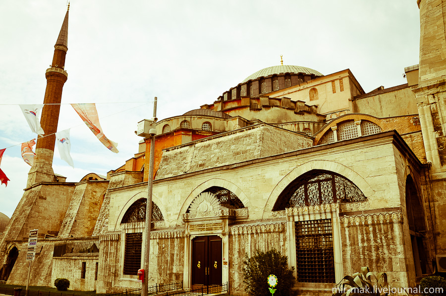 Собор огромный, его высота — 55,6 метров, диаметр купола — 31 метр. Стамбул, Турция