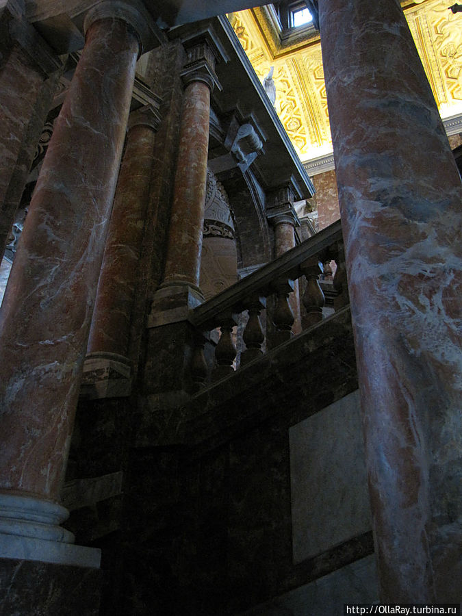 Мраморная лестница дворца (по ней нужно подняться к кассам) впечатляет, хотя и уступает российским аналогам. Дротнингхольм, Швеция