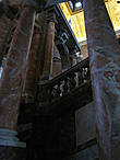 Мраморная лестница дворца (по ней нужно подняться к кассам) впечатляет, хотя и уступает российским аналогам.
