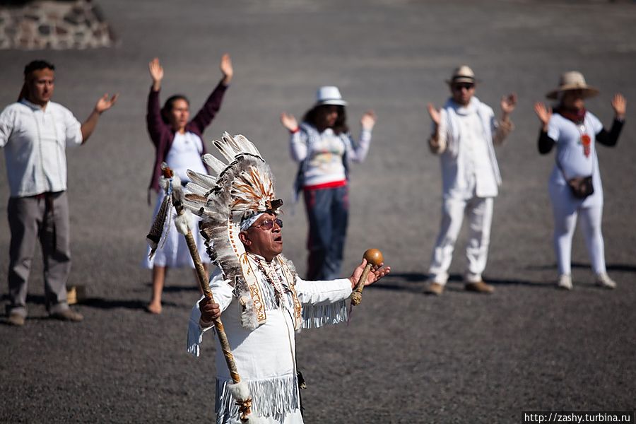«Один народ, одно сердце, одна Земля....Pacha mama...Gaya» – взывал шаман у соседней пирамиды Луны. Теотиуакан пре-испанский город тольтеков, Мексика