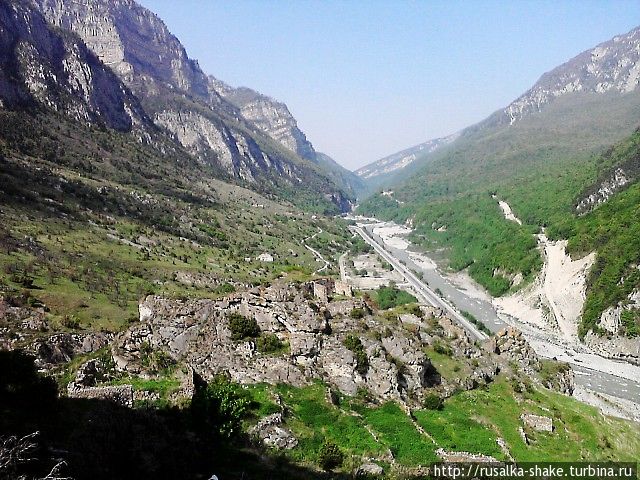 Кривые ворота в Касарском ущелье Бурон, Россия