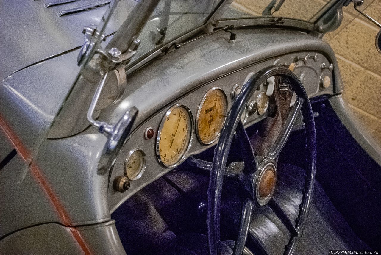 Rīgā, Classic Car Museum / Retro auto muzejs. Зал Рига, Латвия