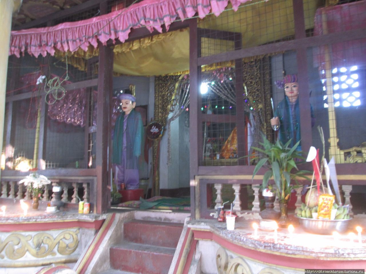 Алтарь духов на окраине города Сипо, Мьянма