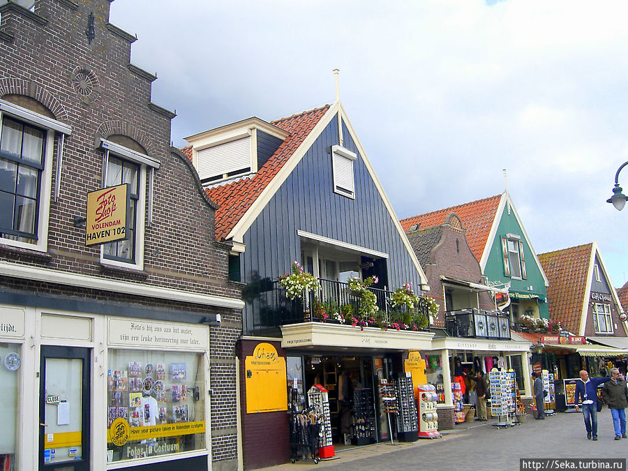 Дома вдоль набережной. Сплошные магазины и рестораны Волендам, Нидерланды