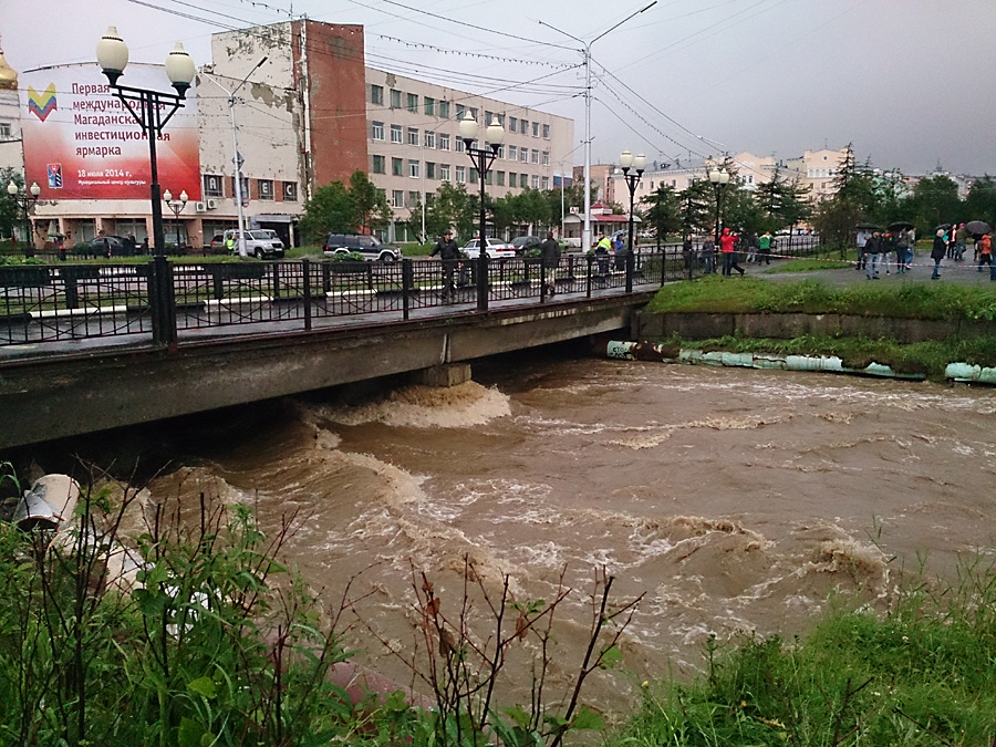 Вода уже подошла вплотную к настилу основных мостов, связывающих две части Магадана. Магадан, Россия