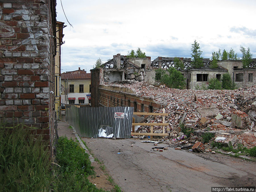 Здесь был комплекс  зданий, построенных в стилистике неоренессанс и неоготика, возведенных в 1795, 1895, 1906 годах. Муниципальная собственность. В апреле этого года стили и эпохи сравняли бульдозером.