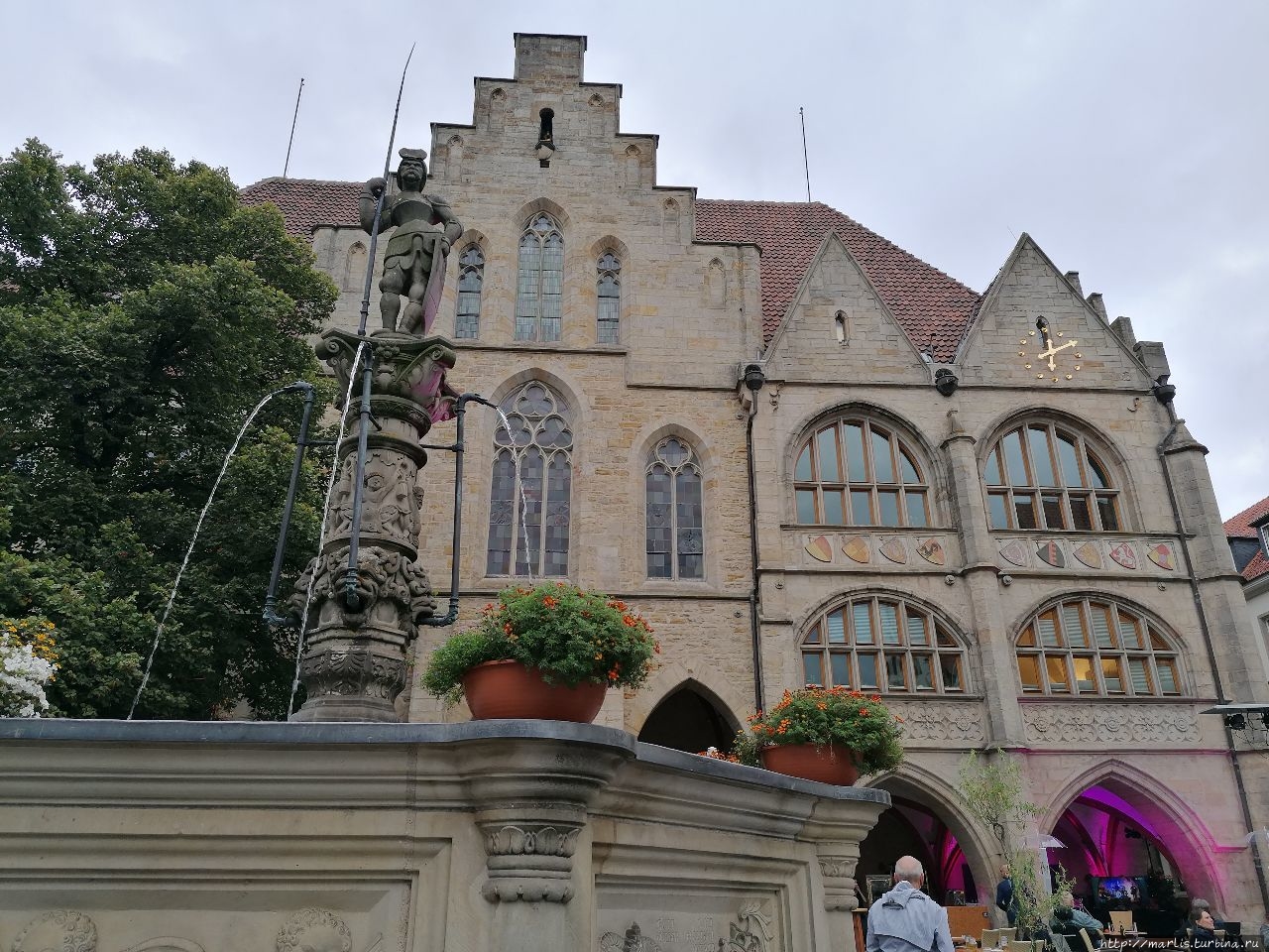 Ратуша и фонтан Роланда