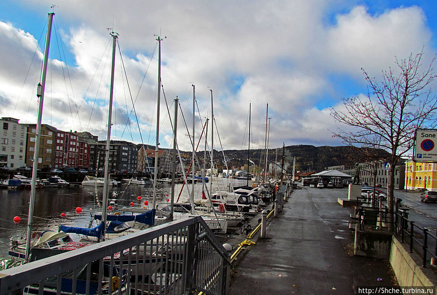 этот вид на канал с моста Jernbanebrua заставил меня вспомнить о святой обязанности туриста Тронхейм, Норвегия