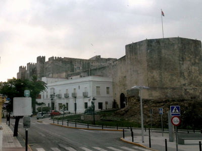 Арабский замок Guzman el Bueno, построенный в X веке для защиты города, подставляет свое рыцарское плечо более молодой постройке Тарифы.