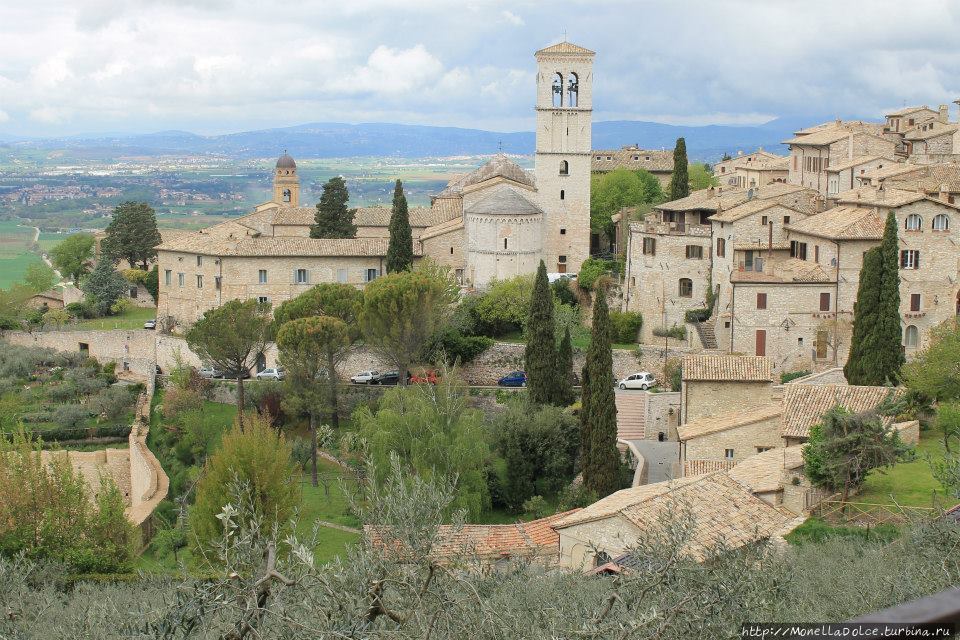 Пешеходный маршрут в историческом  центре Assisi Ассизи, Италия