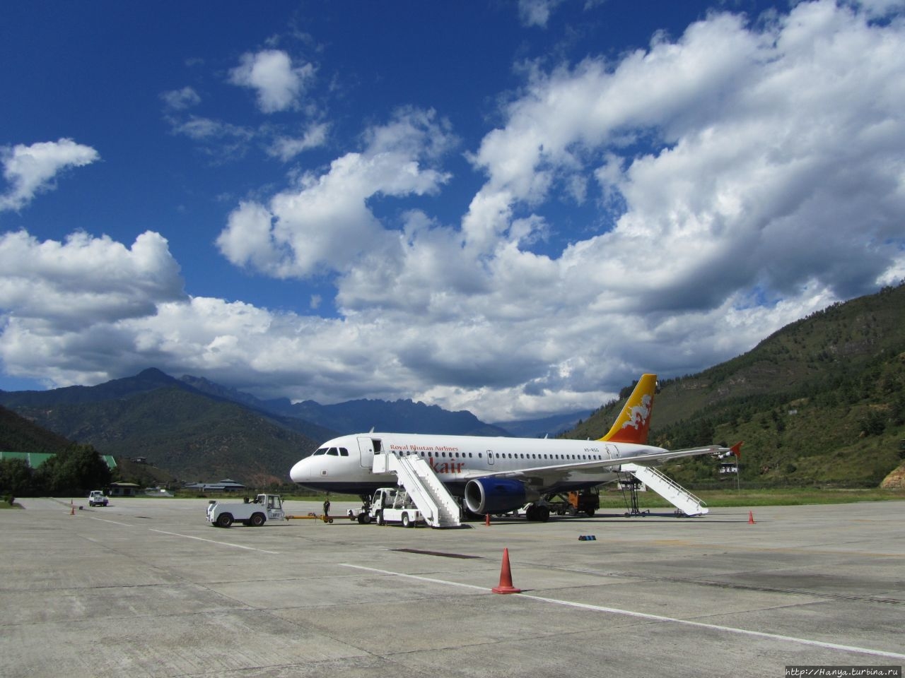 Аэропорт паро. Бутан аэропорт. Аэропорт паро в бутане посадка самолета. Тхимпху аэропорт. Аэропорт бутана