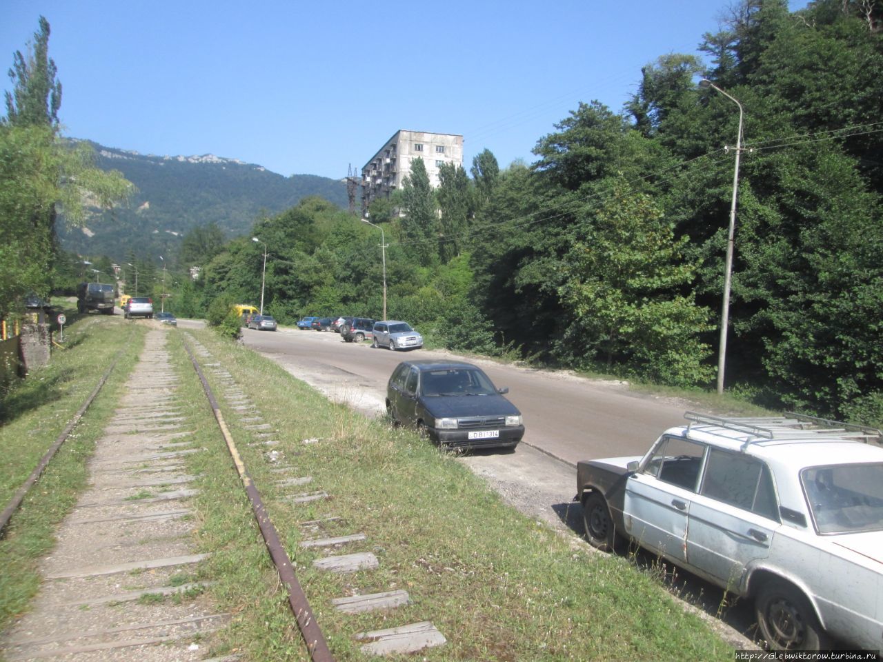 Прогулка к шахте и мосту через реку Ткибулу Ткибули, Грузия