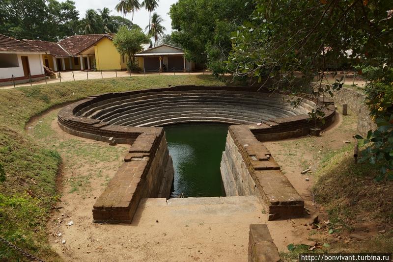 Бассейн для омовений у ступы в Анурадхапуре Шри-Ланка