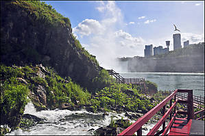 Вот здесь уже видно канадский берег с гостиницами, причем со стороны Канады дома расположены как будто совсем у водопада. А с американской стороны к водопаду примыкает парк...
*