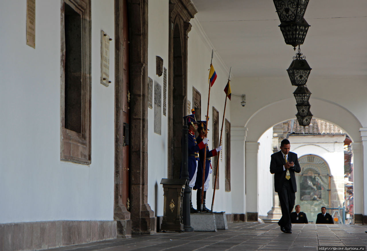 Смена караула у Президентского дворца в Кито