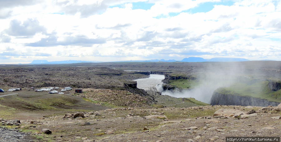 Вид налево на водопад Деттифосс и автостоянку Деттифосс водопад, Исландия