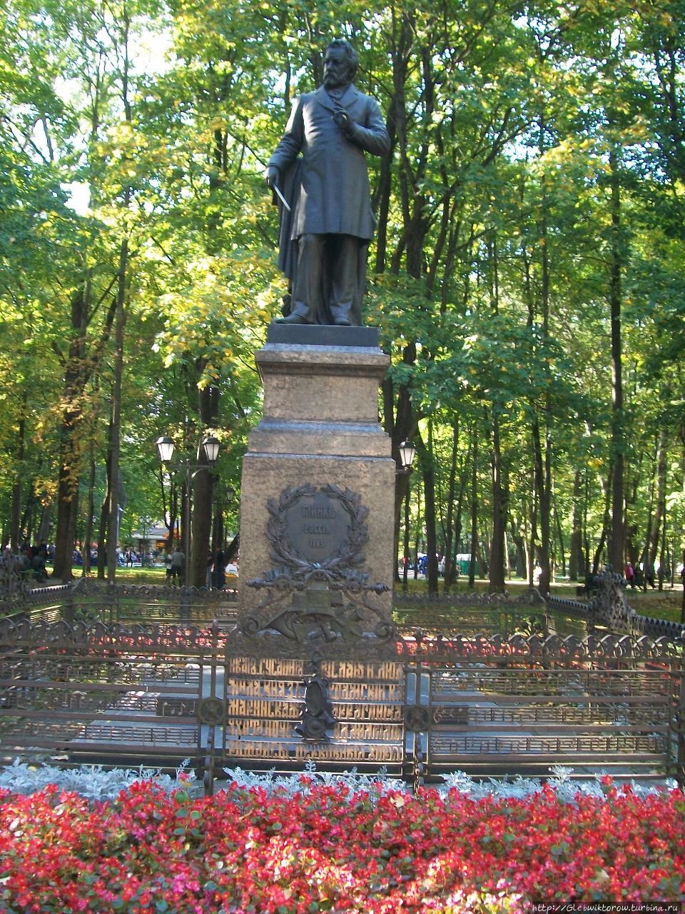 Смоленские глинки. Памятник нлинка в Смоленск. Памятник Глинке в Смоленске. Памяьник Глинка в Смоленске памятник. Смоленск памятник Глинке сквер.