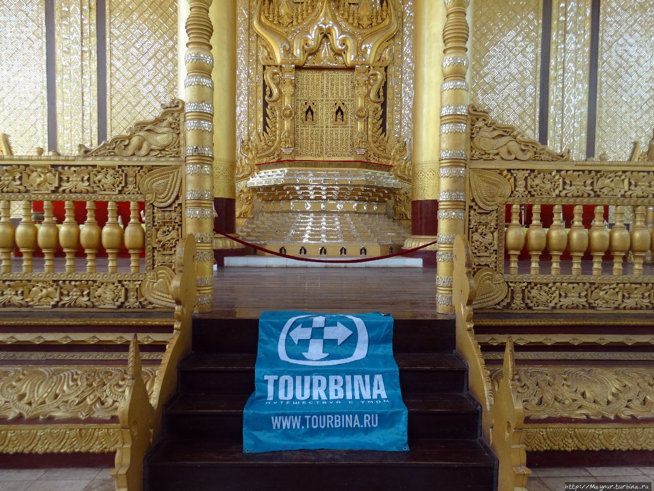 Флаг лежит на ступенях перед троном Королевского дворца. Окрестности г. Баго. Мандалай, Мьянма