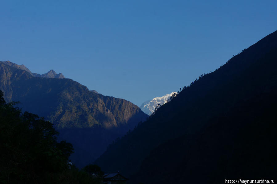На   третий   день   подъема   вдалеке   показалась  заснеженная   вершина   одной   из   гор. Покхара, Непал