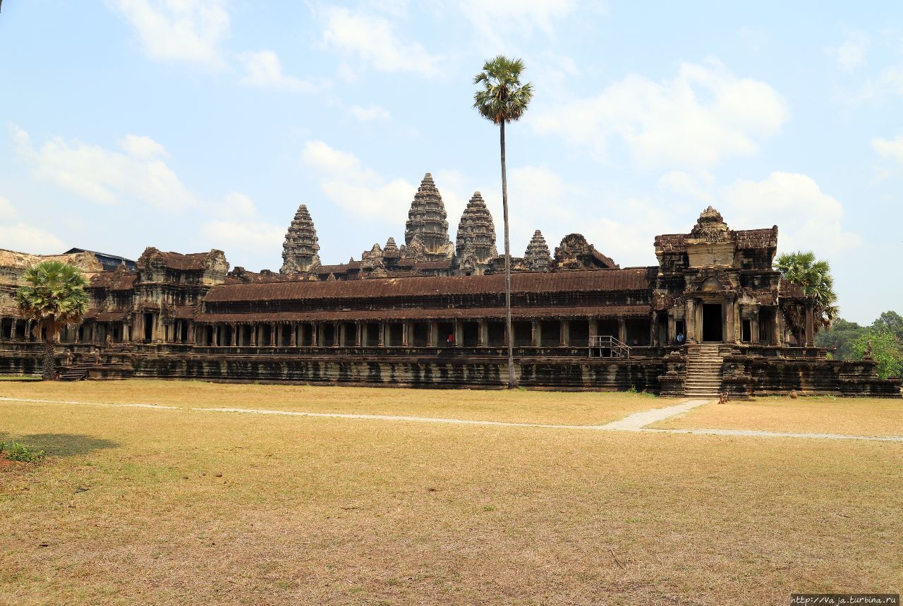 Храм Анкгор Ват. Главный вход Ангкор (столица государства кхмеров), Камбоджа