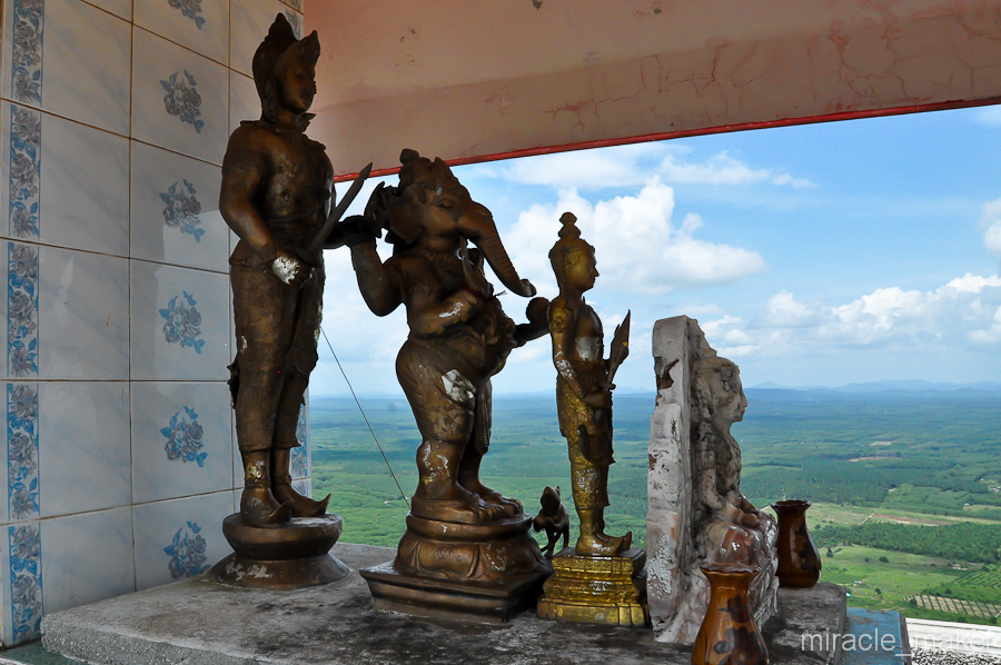 В ней вместе с Буддистскими Богами стоит и Индуистский Ганеш.