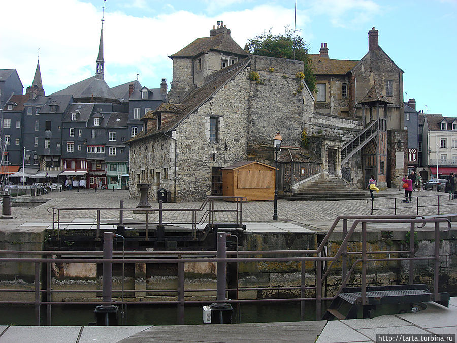 В порту, здесь некогда размещалась стража, что-то вроде таможенной службы.