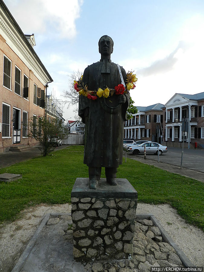 Городские скульптуры и монументы Парамарибо, Суринам