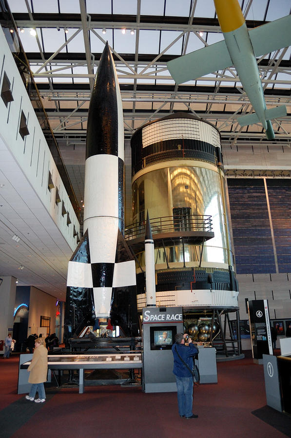 Немецкая ракета Фау-2. От нее пошло развитие космических программ и США, и СССР. Первая ракета Королева Р-1 была точной копией немецкой Фау-2. Вашингтон, CША