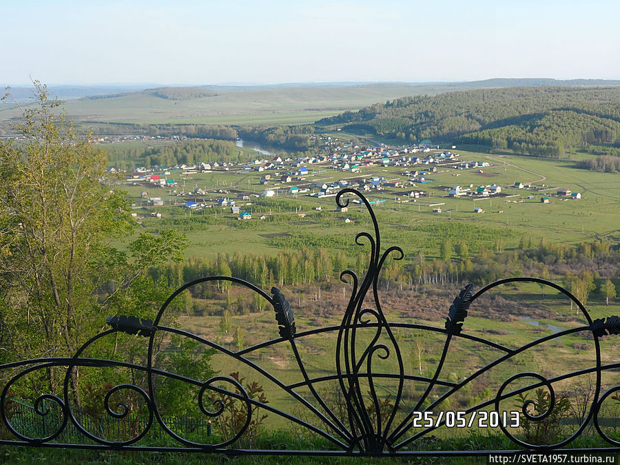 Янган-Тау в окружении соседних взгорий....