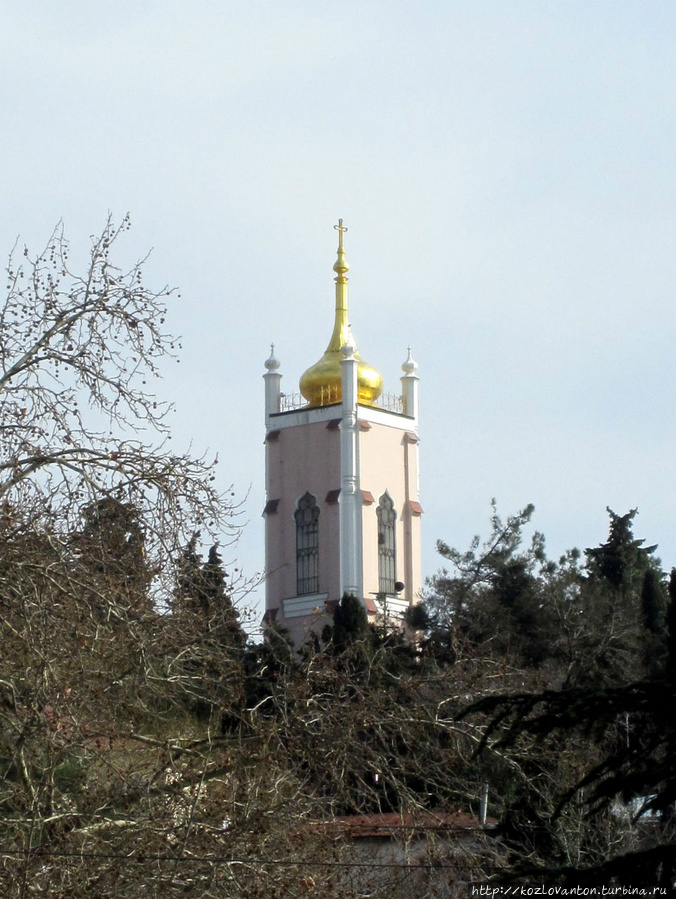 Из-за старых домов можно увидеть Поликуровский холм, на котором эффектно смотрится церковь Иоанна Златоуста. Это первый храм Ялты, заложенный в 1835 году. Ялта, Россия