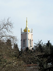 Из-за старых домов можно увидеть Поликуровский холм, на котором эффектно смотрится церковь Иоанна Златоуста. Это первый храм Ялты, заложенный в 1835 году.