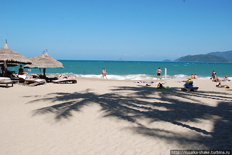 Пляж, на котором пытаются купаться Нячанг, Вьетнам