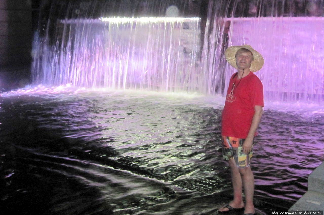 ...и сияющий водопад под этими фонтанами. Сеул, Республика Корея
