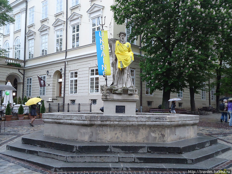 Скульптура Нептуна, украшенная национальными цветами в мае 2012 года перед ЕВРО-2012 Львов, Украина