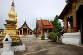 Территория храмового комплекса Ват Сене Сук Харам с видом на сим (прямо) и на золоченые ступы (слева). Спрва- часовня с фигурой стоящего Будды. Фото из интернета