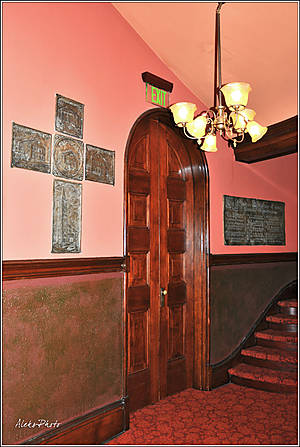 Памятные доски в коридорах церкви...
*