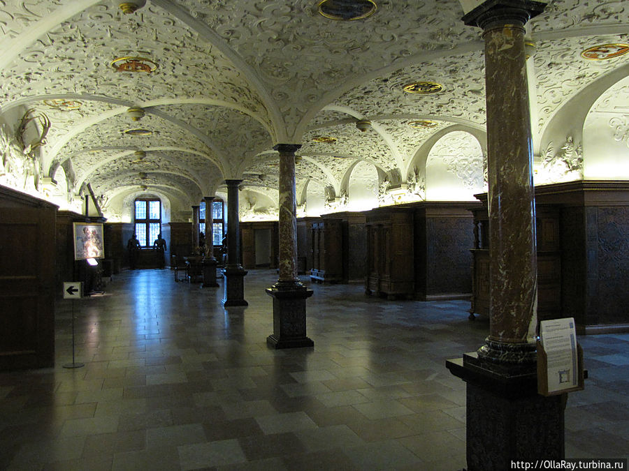 В первом же зале понимаешь, что пришёл сюда не зря!  Зал Розы (Малый Рыцарский зал) — обеденный зал для особ, приближённых к королю. Этот зал сейчас мы можем видеть только благодаря тому, что сохранилось множество изображений его, по которым его и восстановили после пожара. От того зала сохранилась лишь чёрная колонна в центре и решётка камина.