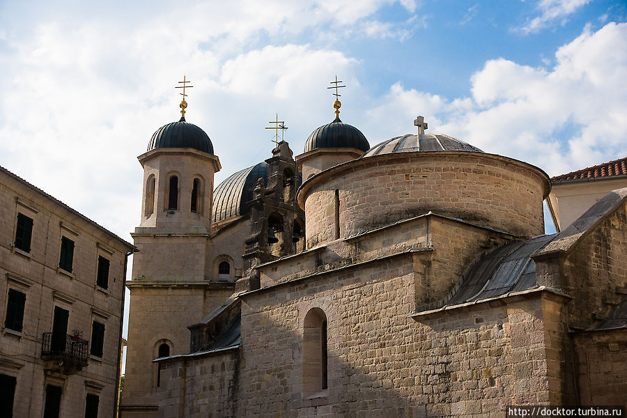 Православный собор Св. Николы (на заднем плане) и церковь Св. Луки Котор, Черногория