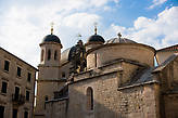 Православный собор Св. Николы (на заднем плане) и церковь Св. Луки