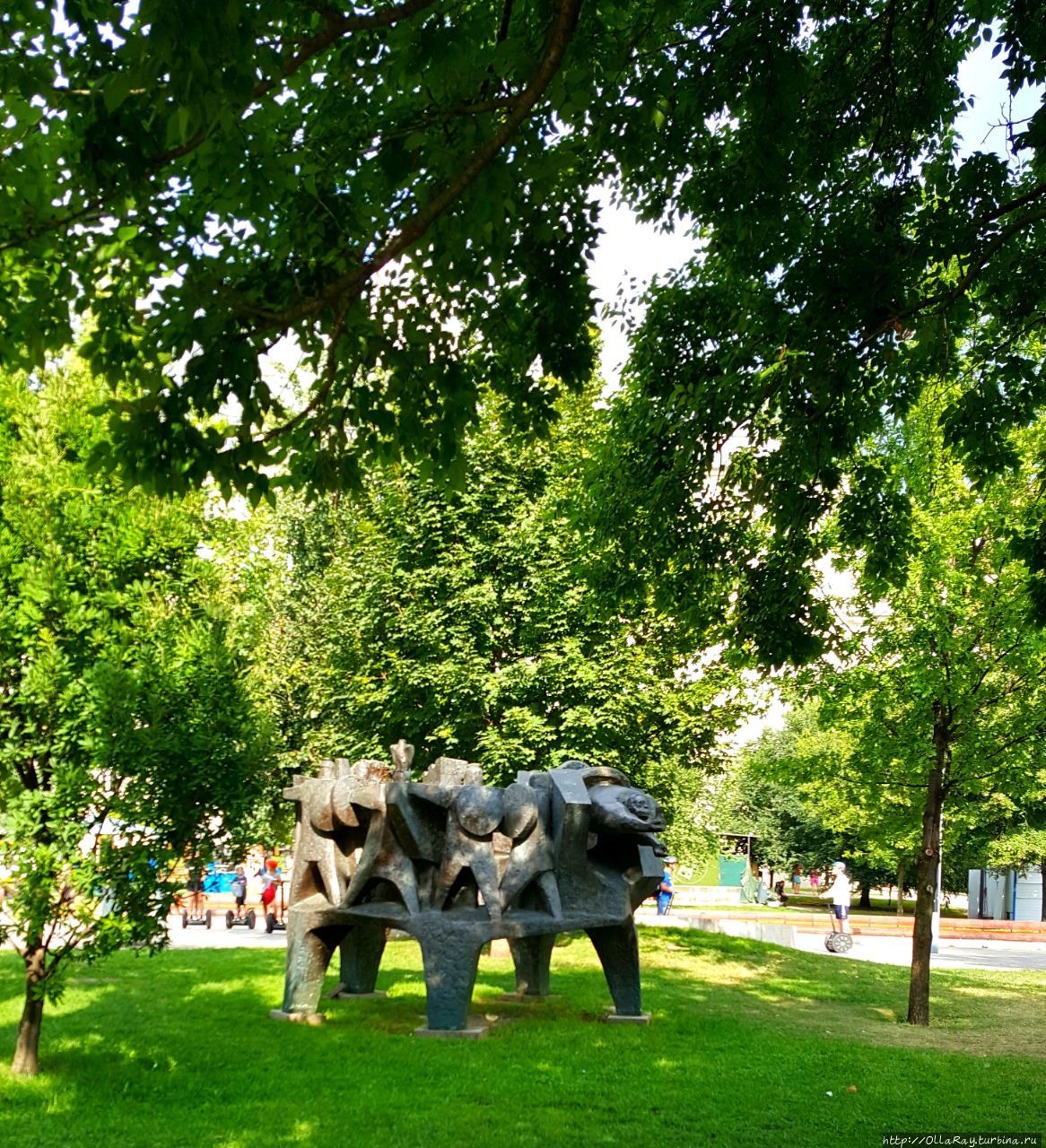 Случайно наткнулись на скульптуру Битва варваров с римлянами. Вообще, ещё раз отмечу, что Будапешт — город скульптур, которые здесь представлены не только памятниками или памятными композициями, но и весьма интересными сюжетами. Даже сожалею, что кое-что осталось вне поля нашего внимания. Будапешт, Венгрия