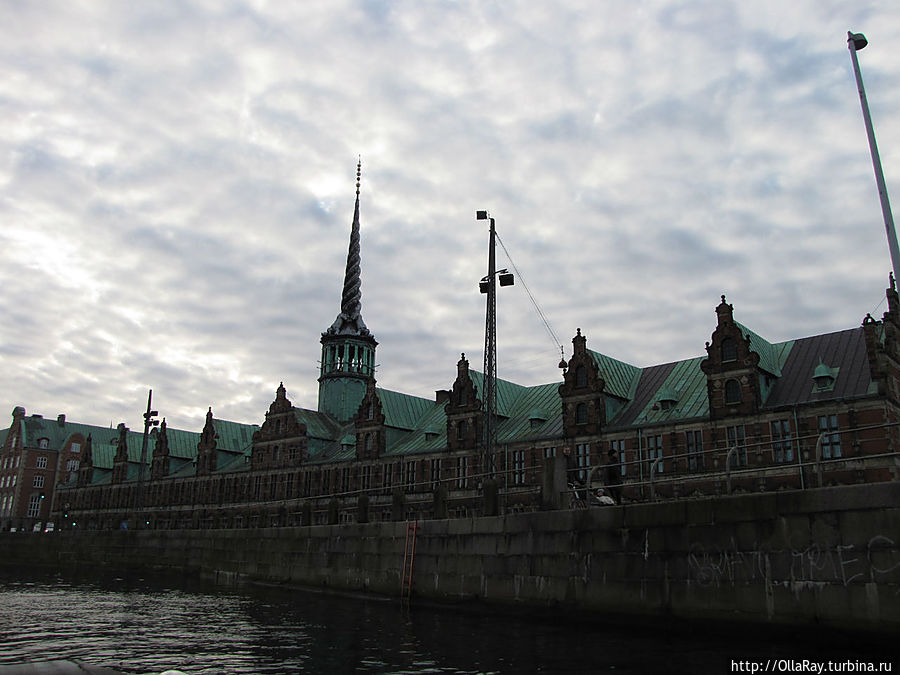 Здание биржи. Примечателен шпиль, который образован сплетёнными хвостами драконов. По легенде эти драконы охраняют биржу.