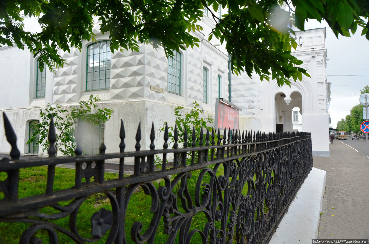 Кованый забор у здания Романовского музея в Костроме. Кострома, Россия
