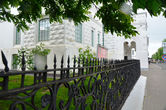 Кованый забор у здания Романовского музея в Костроме.